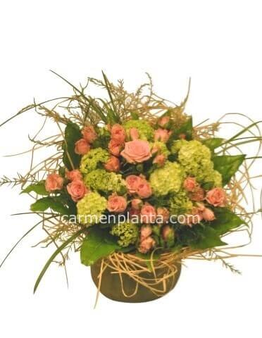 Cestino con rose e viburno o altro verde PLUS