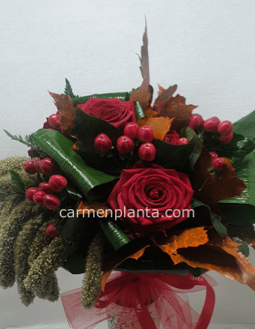 bouqet di rose rosse e bacche